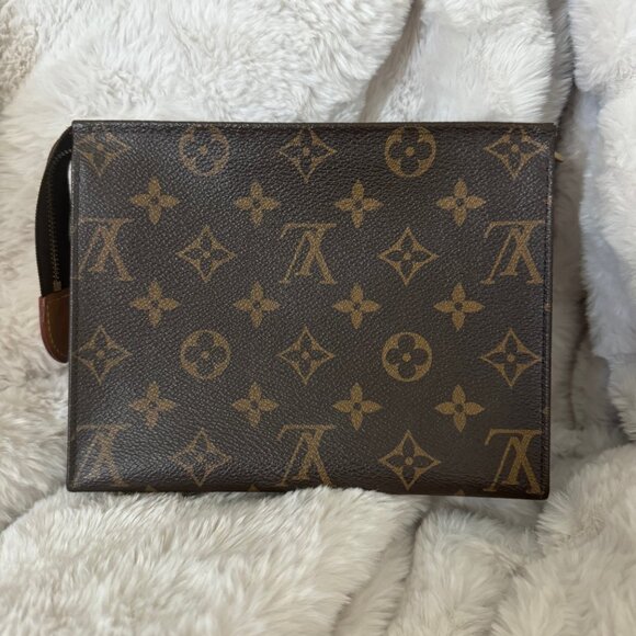 Louis Vuitton Poche Toilette 19 - Picture 1 of 15